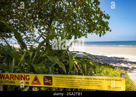 Cartello segnaletico a coccodrillo sulla costa del Mar dei Coralli del Queensland, a nord del fiume Daintree su Thornton Beach; Queensland, Australia Foto Stock
