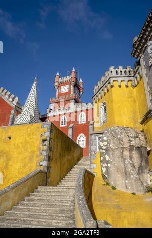 Il castello in cima alla collina di Palacio da pena con le sue torri colorate e scala di pietra situata nei Monti Sintra; Sintra, distretto di Lisbona, Portogallo Foto Stock