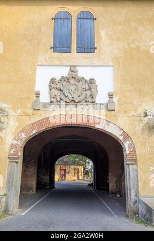 Guardando attraverso una porta di Galle Fort, il centro storico della capitale Provinciale e Distrettuale della città di Galle nella costa occidentale dello Sri Lanka Foto Stock