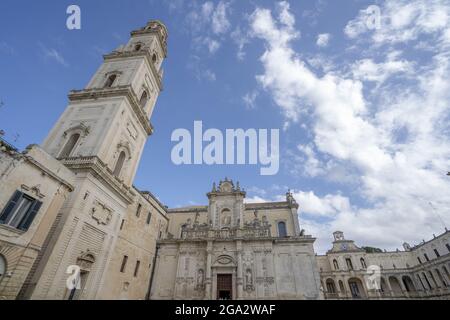 Duomo di Lecce e campanile in Piazza del Duomo nel centro storico di Lecce; Lecce, Puglia, Italia Foto Stock