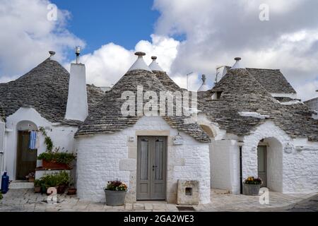 Tradizionali case in pietra tonda pugliese di Alberobello; Alberobello, Puglia, Italia Foto Stock
