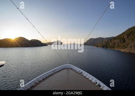 Sole di mezzanotte visto da una nave da crociera nei fiordi; fiordi occidentali, Norvegia Foto Stock