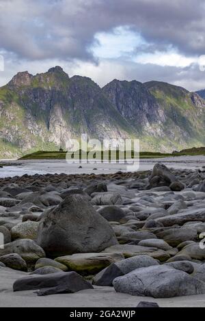 Il suggestivo paesaggio costiero di montagna e roccia di Utttakleiv Beach a Lofoten, Norvegia; Lofoten, Norvegia Foto Stock