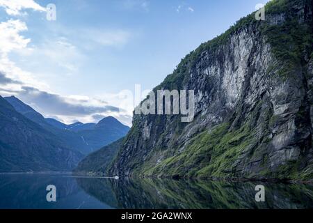 Viste spettacolari navigando attraverso il Geirangerfjord lungo 15 km a Sunnmore; Geirangerfjord, Stranda, Norvegia Foto Stock