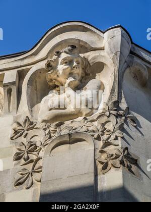 Scultura in pietra Art Deco su edificio all'angolo di Rue Jeanne Moreau, Angers, Maine-et-Loire (49), Francia. Foto Stock