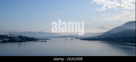 Il ponte di Tromso che attraversa lo stretto di Tromsundet tra Tromsdalen sulla terraferma e l'isola di Tromsoya nella città portuale di Tromso nord ... Foto Stock