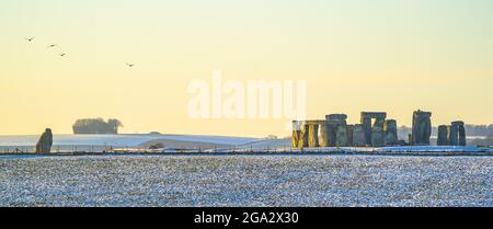 Stonehenge definito dalla neve di mattina presto; Wiltshire, Inghilterra, Regno Unito Foto Stock