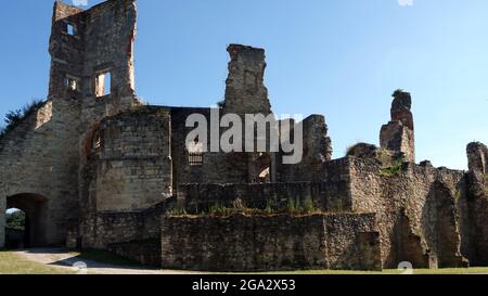 Rovina del castello di boskovice nella repubblica ceca.Vista dei resti di merli Foto Stock