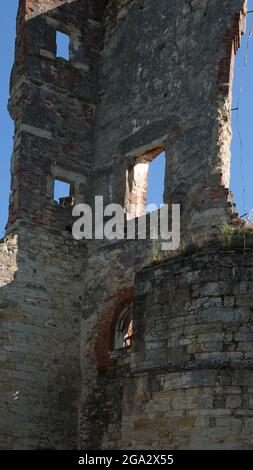 Rovina del castello di boskovice nella repubblica ceca. Vista dei resti di merli Foto Stock