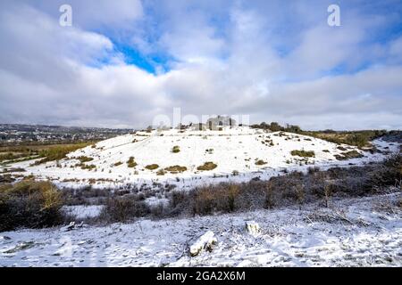 Bastioni del forte dell'età del ferro sulla collina di St Catherine definita dalla neve del mattino presto; Winchester, Hampshire, Inghilterra Foto Stock