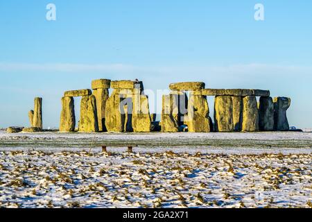 Primo piano di Stonehenge definito dalla neve di mattina presto; Wiltshire, Inghilterra, Regno Unito Foto Stock