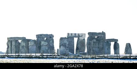 Stonehenge definito dalla neve di mattina presto; Wiltshire, Inghilterra, Regno Unito Foto Stock