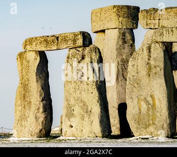 Stonehenge definito dalla neve di mattina presto; Wiltshire, Inghilterra Foto Stock