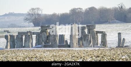 Stonehenge definito dalla neve di mattina presto; Wiltshire, Inghilterra Foto Stock