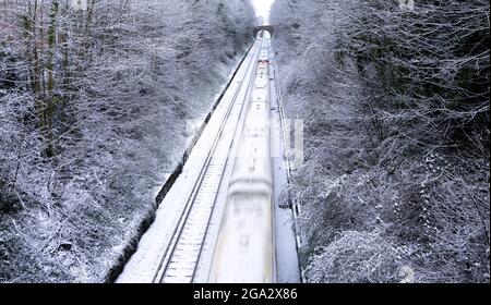 Treno che passa attraverso Winchester al mattino presto neve Hampshire, Inghilterra; Winchester, Hampshire, Inghilterra Foto Stock