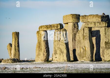 Stonehenge definito dalla neve di mattina presto; Wiltshire, Inghilterra Foto Stock