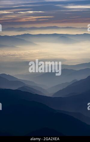 Vista delle colline dell'Himalaya dalla finestra di Dawn Kathmandu al volo Everest sopra l'Himalaya; Himalaya, Nepal Foto Stock