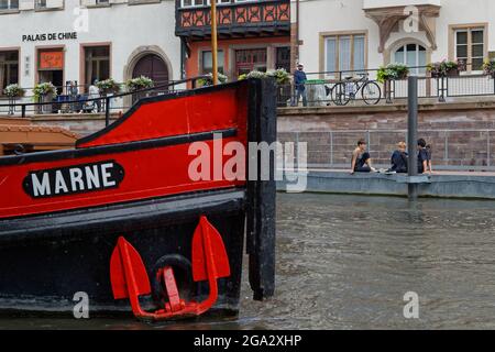 STRASBURGO, FRANCIA, 23 giugno 2021 : una chiatta alla banchina sul fiume Ill nel centro di Strasburgo. Foto Stock