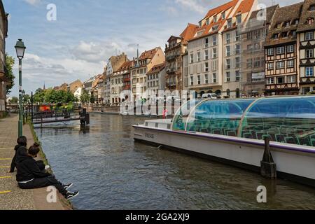 STRASBURGO, FRANCIA, 23 giugno 2021 : crociera sul fiume Ill nel centro di Strasburgo. Foto Stock