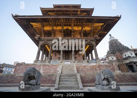 Statue di elefanti inginocchiati custodire mattoni e tempio in legno in Piazza Durbar nella città vecchia di Patan o Lalitpur costruito dal Newari Hindu Mall... Foto Stock