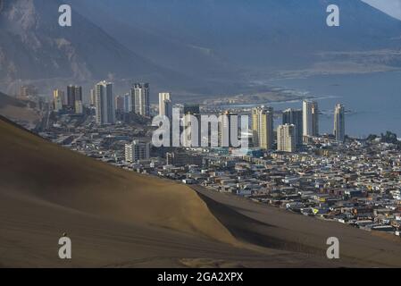 Parte sud della città portuale di Iquique con skyline e Cerro Dragon (Dragon Hill) la grande duna di sabbia urbana che si affaccia sulla città Foto Stock