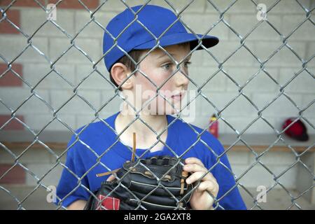 Ragazzo giovane che gioca a baseball; Tuxedo, New York, Stati Uniti d'America Foto Stock