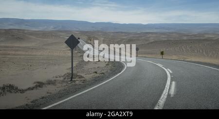 Strada attraverso il deserto, a nord di Santiago; Chusquina, Cile Foto Stock