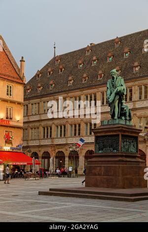 STRASBURGO, FRANCIA, 23 giugno 2021 : luogo Gutenberg e la statua della stampante Johannes Gutenberg, tenendo in mano un rotolo. Foto Stock