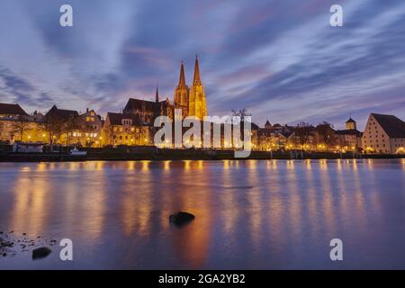 Vista sul Danubio con la cattedrale gotica di San Pietro dalla riva di Marc​-Aurel nella città vecchia di Regensburg al tramonto Foto Stock