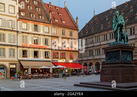 STRASBURGO, FRANCIA, 23 giugno 2021 : luogo Gutenberg e la statua della stampante Johannes Gutenberg, tenendo in mano un rotolo. Foto Stock