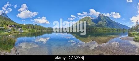 Le acque limpide del lago di Hintersee nelle Alpi bavaresi; Berchtesgadener Land, Ramsau, Baviera, Germania Foto Stock
