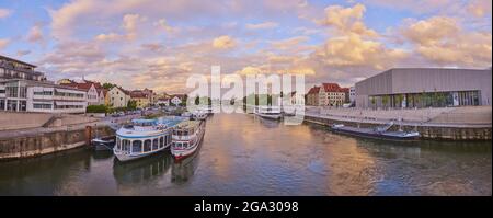 Vista sul Danubio con le navi e il nuovo Museo di Storia Bavarese sulla destra lungo il fiume nella città vecchia di Regensburg a... Foto Stock