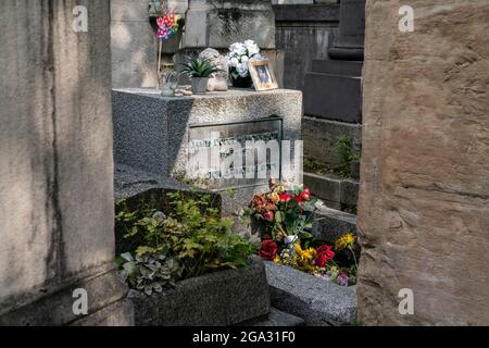 Cimitero di Jim Morrison presso il cimitero di Pere Lachaise, il più grande cimitero di Parigi, Francia. Foto Stock