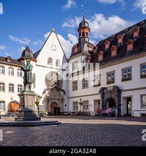Coblenza, Germania, 28. 2021 luglio: Città vecchia di Coblenza, luogo gesuita, chiesa gesuita, municipio e alcune persone offuscate Foto Stock