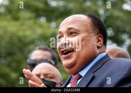 Washington, DC, USA, 28 luglio 2021. Nella foto: Martin Luther King III parla ad una conferenza stampa con il Texas Black legislative Caucus, Arndrea King e il Rev. Al Sharpton sui diritti di voto al Martin Luther King Jr Memorial. I membri del Caucus si trovano a Washington, DC, mentre rompono il quorum per impedire il passaggio di un disegno di legge che rompe i diritti di voto nella legislatura del Texas. Credit: Alison Bailey / Alamy Live News Foto Stock