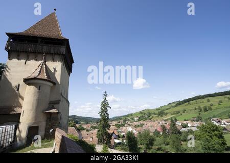 Torre della chiesa sassone medievale fortificata di Biertan, contea di Sibu, Romania; Transilvania, Romania Foto Stock