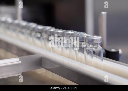 Linea di produzione farmaceutica - nastro trasportatore con vetro di iniezione vuoto fiale Foto Stock