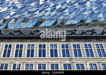 Windows del Port Authority Building, o Port House di Anversa, un edificio iconico di Zaha Hadid nel porto di Anversa; Anversa, Belgio Foto Stock