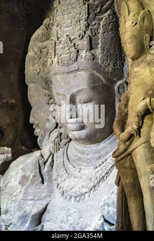 Maheshmuti a tre teste raffigurante Shiva come Creatore, protettore e destroyer nelle Grotte di Elephanta; Mumbai, India Foto Stock