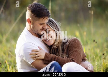 Un marito e una moglie trascorrono del tempo insieme in un parco cittadino; Edmonton, Alberta, Canada Foto Stock