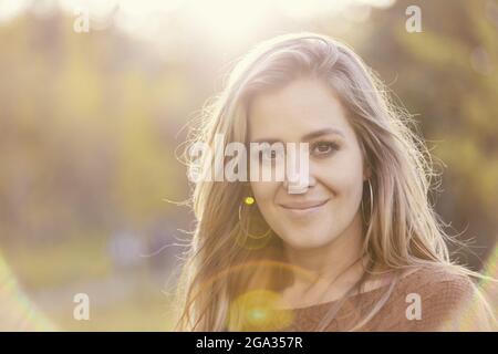 Ritratto di una bella giovane donna in un parco cittadino; Edmonton, Alberta, Canada Foto Stock