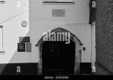 Ingresso allo storico ospedale di St Mary a Chichester. Foto Stock