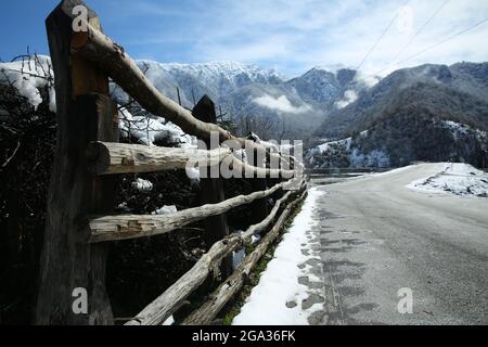 Strada ghiaiosa nella soleggiata campagna estiva con prospettiva Foto Stock