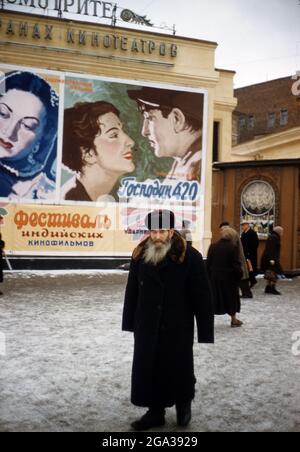 Persone che camminano accanto a un poster di film, Mosca 1956 Foto Stock