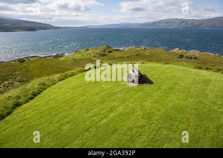 Un cannone si trova vicino al castello di Duart sull'isola di Mull, Scozia; isola di Mull, Scozia Foto Stock