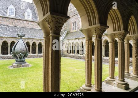 Colonne scolpite costeggiano il cortile interno dei chiostri dell'Abbazia benedettina sull'isola di Iona, Scozia; isola di Iona, Scozia Foto Stock