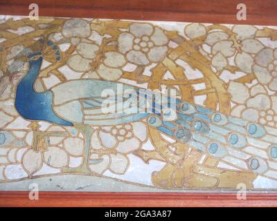 Dettaglio della carta da parati Peacock Frieze nella Sala principale dell'industriale edoardiano Sir Edward Holt's Holiday home, Blackwell Arts & Crafts House Foto Stock