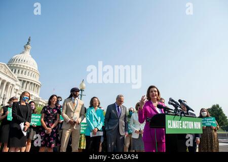 Washington, Stati Uniti d'America. 28 luglio 2021. Il relatore della Camera dei rappresentanti degli Stati Uniti Nancy Pelosi (democratico della California) ha commentato durante una conferenza stampa per chiedere un'azione sul clima al di fuori del Campidoglio degli Stati Uniti a Washington, DC, mercoledì 28 luglio 2021. Credit: Rod Lamkey/CNP/Sipa USA Credit: Sipa USA/Alamy Live News Foto Stock