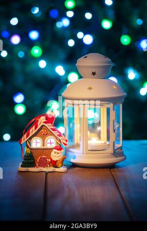 Lanterna di Natale con decorazioni. Carta anno nuovo Foto Stock