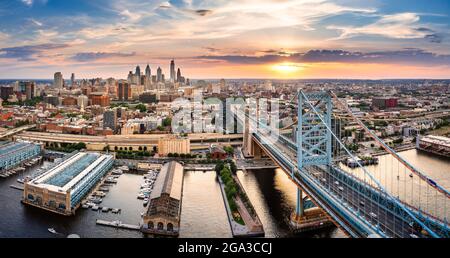 Panorama aereo con il ben Franklin Bridge e lo skyline di Philadelphia Foto Stock